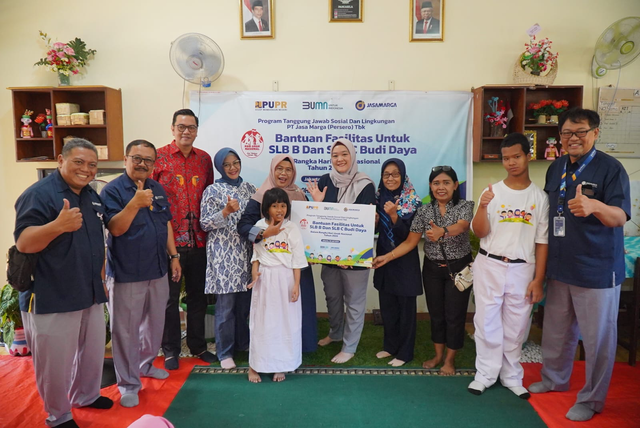 Jasa Marga menyalurkan bantuan pendidikan dalam memperingati Hari Anak Nasional ke-40 untuk SLB Bagian B dan C Budi Daya, Cijantung, Jakarta Timur, Selasa (23/7/2024). Foto: Dok. Istimewa 