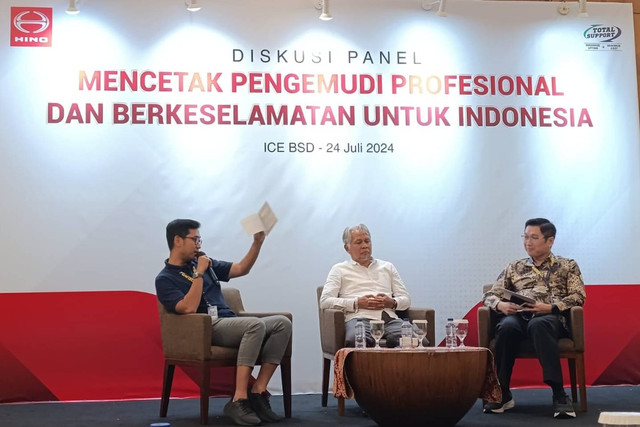 Diskusi mencetak pengemudi profesional dan berkeselamatan untuk Indonesia yang digelar Hino di GIIAS 2024. Foto: Fitra Andrianto/kumparan