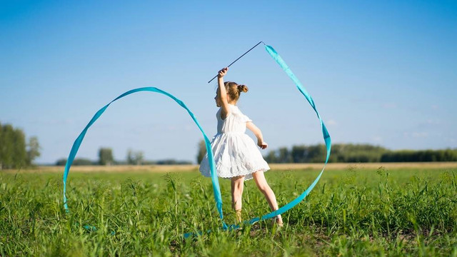 Ilustrasi anak melakukan fun rope gymnastic. Foto: Shutterstock