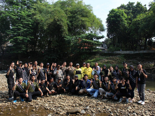 Tim PKM IPB University Metro Minds melakukan aksi bersih-bersih di Sungai Ciliwung, Kota Bogor. (Dok. Istimewa) 