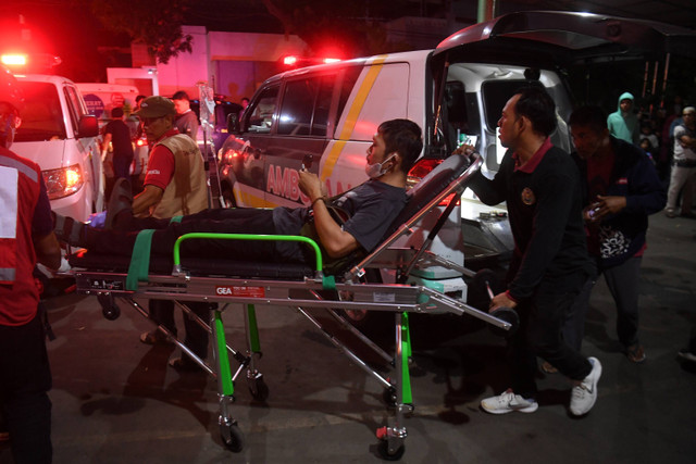 Petugas mengevakuasi pasien RS Citra Arafiq yang dilanda kebakaran di Depok, Jawa Barat, Rabu (24/7/2024).  Foto: Akbar Nugroho Gumay/ANTARA FOTO