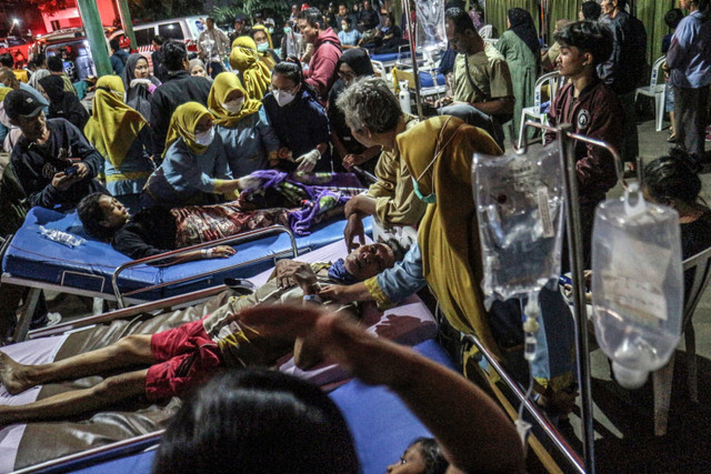 Keluarga mendampingi pasien setelah dievakusi dari Rumah Sakit Arafiq yang dilanda kebakaran ke pelataran parkir Masjid Al-Muhajirin, Kota Depok, Jawa Barat, Rabu (24/7/2024). Foto: Yulius Satria Wijaya/ANTARA FOTO