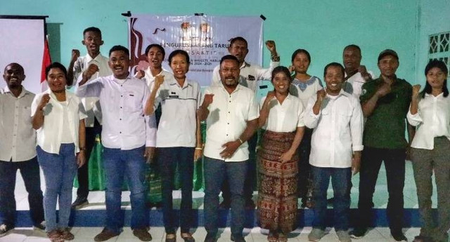 Keterangan foto:Pose bersama jajaran pengurus Karang Taruna "Trisaksi" Desa Hoder bersama Pj Kades dan tamu undangan.