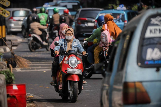 Sejumlah pengendara motor lawan arus di sekitar bawah flyover Kalibata, Jakarta Selatan, Rabu (23/8/2023). Foto: Jamal Ramadhan/kumparan