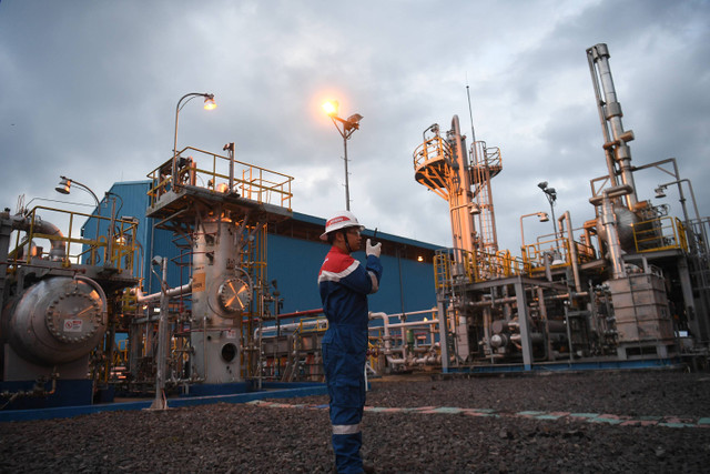 Perwira berkoordinasi di Stasiun Pengumpul Gas (SPG) Pakugajah Pertamina EP Prabumulih Field, Kabupaten Muara Enim, Sumatera Selatan. Foto: Akbar Nugroho Gumay/ANTARA FOTO