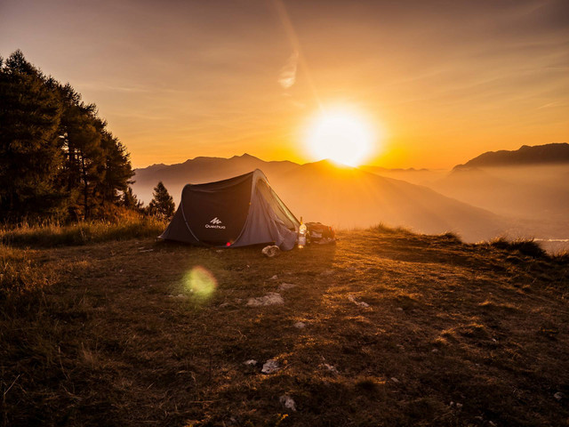 Tempat Camping di Bandung Selatan. Foto hanya ilustrasi bukan tempat sebenarnya. Sumber foto: Unplash/Kevin Ianeselli