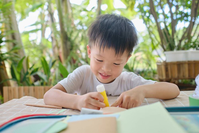 Ilustrasi anak membuat prakarya dari bahan daur ulang. Foto: Shutterstock