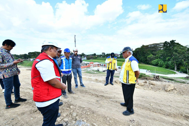 Menteri PUPR Basuki Hadimuljono meninjau pembangunan ruas Tol Solo-Yogyakarta. Foto: Dok: PUPR