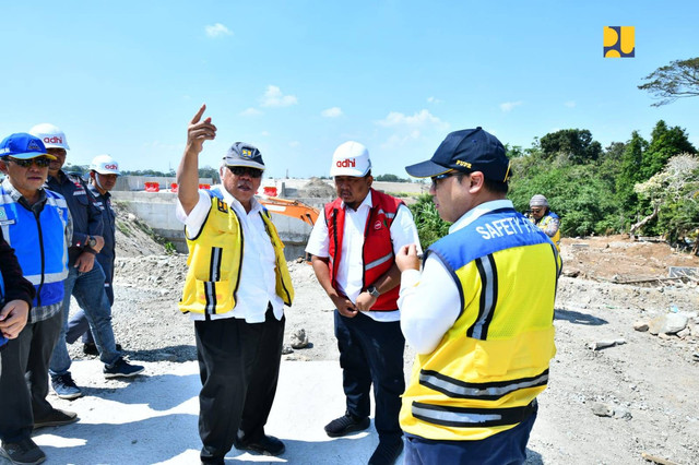 Menteri PUPR Basuki Hadimuljono meninjau pembangunan ruas Tol Solo-Yogyakarta. Foto: Dok: PUPR