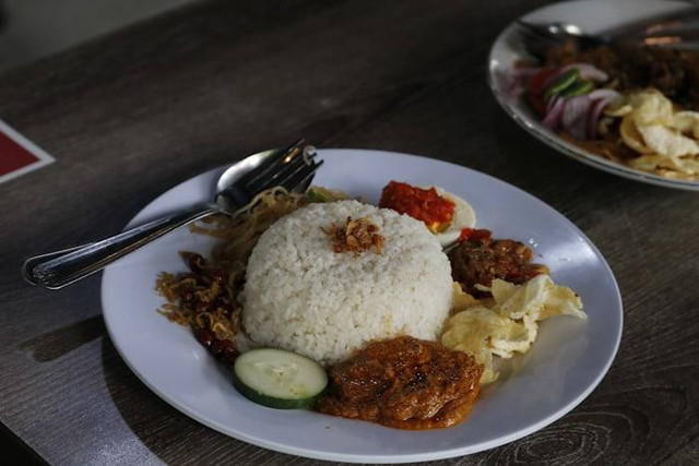 Kuliner Malam Alun-Alun Malang (Foto hanya ilustrasi, bukan lokasi sebenarnya) Sumber: unsplash/ Aldrin Rachman Pradana