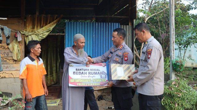 Kapolres Sekadau, AKBP I Nyoman Sudama, menyerahkan bantuan bedah rumah kepada warga. Foto: Dok. Polres Sekadau