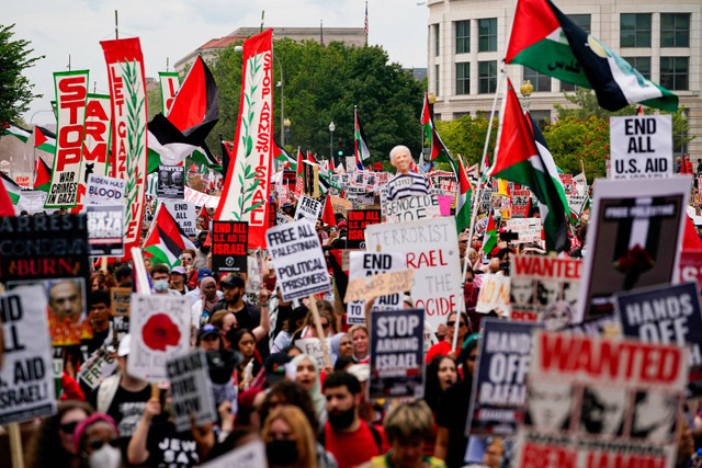 Demonstrasi pro-Palestina melakukan protes, pada hari pidato Perdana Menteri Israel Benjamin Netanyahu pada pertemuan gabungan Kongres di Capitol Hill, di Washington, AS, 24 Juli 2024. Foto: REUTERS/Nathan Howard