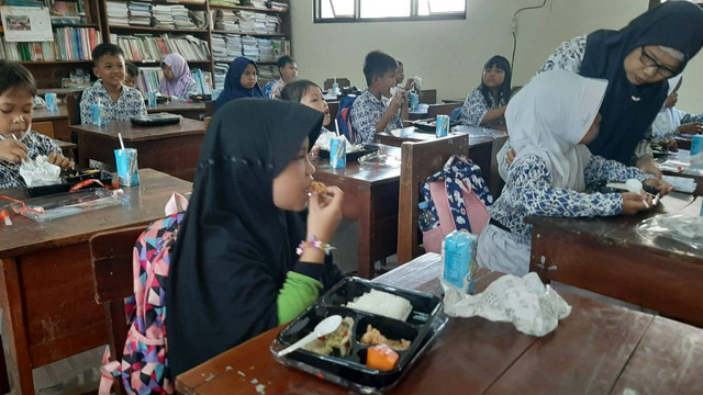 213 siswa SDN Tugu, Kecamatan Jebres, Solo, Jawa Tengah mengikuti program uji coba makan bergizi gratis Prabowo-Gibran, Kamis (25/7/2024). Foto: Dok. kumparan