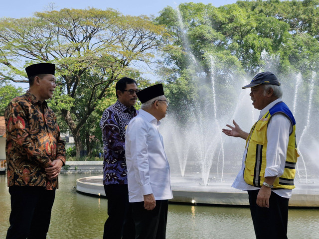 Wakil Presiden Ma'ruf Amin melakukan pelepasan ikan di kolam di Kawasan Taman Balekambang. Foto: Nadia Riso/kumparan