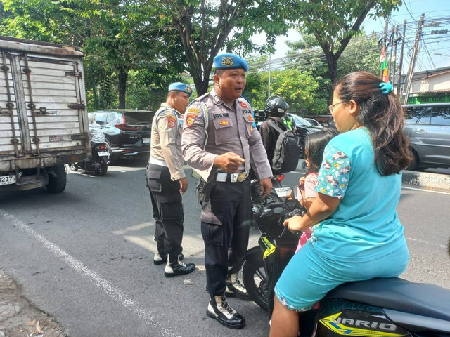 Polisi saat menindak pengendara motor yang melanggar aturan lalu lintas. Foto: M Wulan