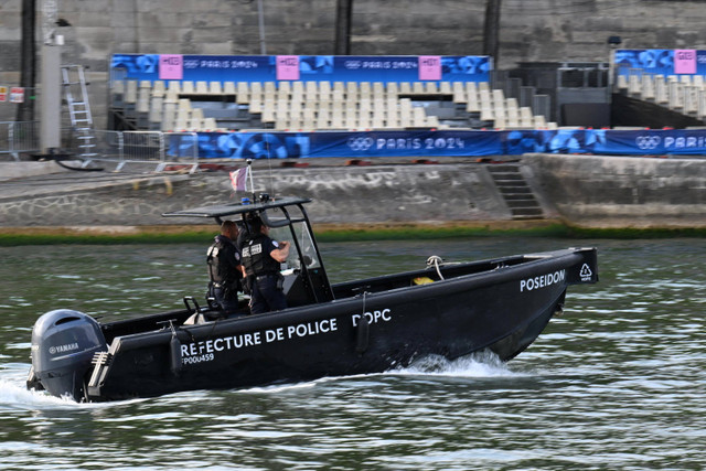 Petugas kepolisian berpatroli melintasi Sungai Seine yang akan digunakan untuk pembukaan Olimpiade 2024 di Paris, Prancis, Rabu (24/72024). Foto: Wahyu Putro A/ANTARA FOTO