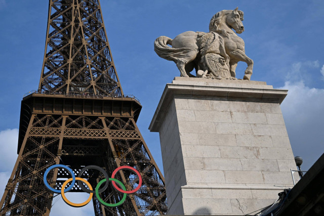 Cincin Olimpiade terpasang di Menara Eiffel, Paris, Prancis, Rabu (24/72024). Foto: Wahyu Putro A/ANTARA FOTO