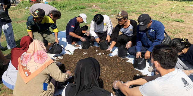 Hijaukan Desa Ciranggon, Mahasiswa KKNT IPB Lakukan Penanaman Pekarangan Rumah