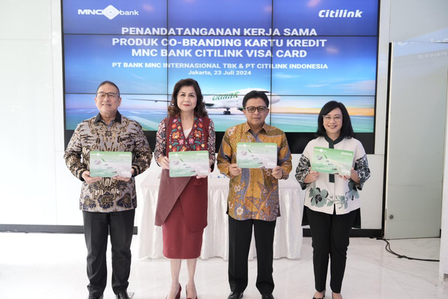 Penandatanganan kerja sama MNC Bank Citilink VISA Card oleh Presiden Direktur MNC Bank Rita Montagna (kedua dari kiri), Direktur Niaga dan Kargo Citilink, Ichwan F. Agus (kedua dari kanan) di MNC Bank Tower, Jakarta. Foto: Dok. Citilink