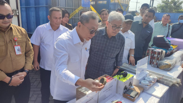 Mendag Zulhas memusnahkan barang ilegal di Kabupaten Sidoarjo, Kamis (25/7/2024). Foto: Dok. Mili.id