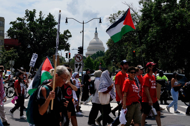 Pengunjuk rasa yang tergabung dalam pro Palestina melakukan protes saat Perdana Menteri Israel Benjamin Netanyahu menghadiri pertemuan kongres gabungan di Washington, Amerika Serikat, Rabu (24/7/2024).     Foto: Nathan Howard/REUTERS