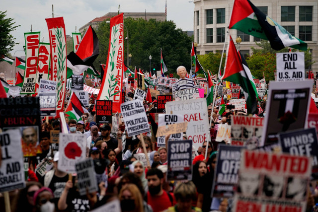 Pengunjuk rasa yang tergabung dalam pro Palestina melakukan protes saat Perdana Menteri Israel Benjamin Netanyahu menghadiri pertemuan kongres gabungan di Washington, Amerika Serikat, Rabu (24/7/2024). Foto: Nathan Howard/REUTERS