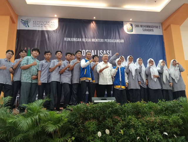 Mendag Zulhas dengan para siswa SMA Muhammadiyah 2 Surabaya, Kamis (25/7/2024). Foto: Dok. Mili.id