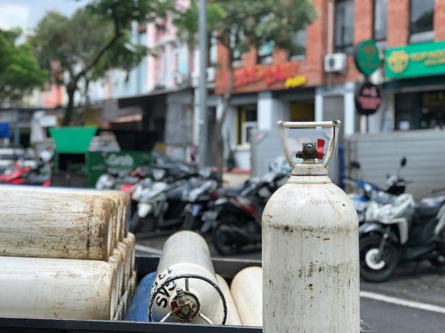 Tempat Beli Oksigen di Pasar Pramuka. Foto hanya ilustrasi, bukan tempat yang sebenarnya. Sumber: unsplash.com/Agus Karta.