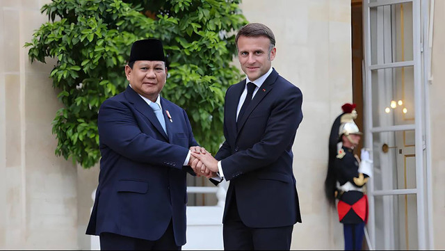 Prabowo Subianto berjabat tangan dengan Presiden Prancis Emmanuel Macron setibanya di Prancis, Rabu (24/7/2024). Foto: Instagram/ @kemenhanri