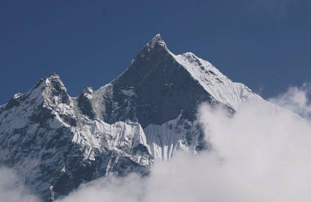 Ilustrasi deretan gunung berapi dari Pegunungan Alpen Eropa yang tersambung ke Pegunungan Himalaya. Foto: Pexels/Iqx Azmi