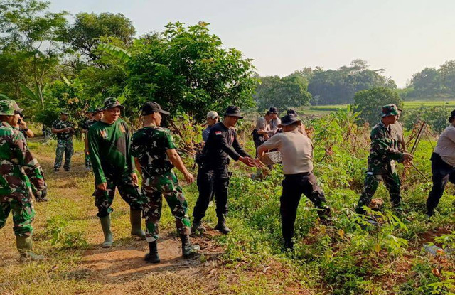 Para anggota TNI bersama warga saat sedang beraktivitas melakukan pembangunan jalan, di Desa Kubang, Kecamatan Talun, Kabupaten Cirebon. Foto: Tarjoni/Ciremaitoday