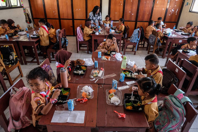 Sejumlah siswa menyantap makanan bergizi gratis saat simulasi program makan siang gratis di SD Negeri Jagalan, Solo, Jawa Tengah, Kamis (25/7/2024). Foto: ANTARAFOTO/Maulana Surya