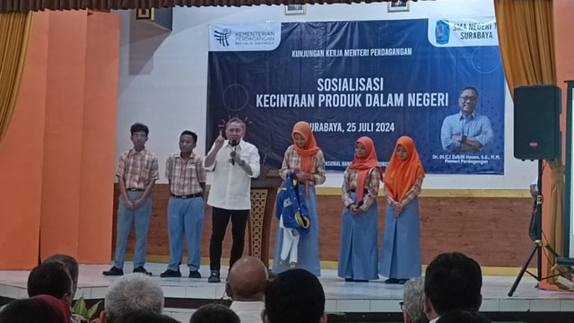 Mendag Zulhas memberikan hadiah jaket dan uang tunai Rp 1 juta kepada 5 siswa SMAN 16 Surabaya, Kamis (25/7/2024). Foto: Farusma Okta Verdian/kumparan