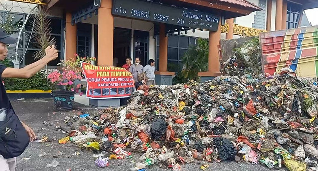 Aksi protes warga Sintang dengan membuang sampah dengan menggunakan truk ke Kantor Bupati. Foto: Yusrizal/Hi!Pontianak