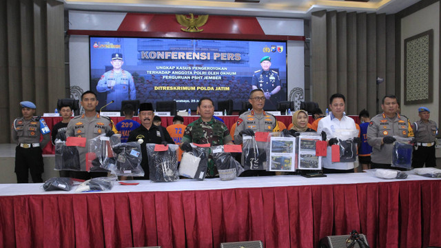 Ketum PSHT Moerdjoko bersama jajaran Polda Jatim. Foto: Dok. Istimewa