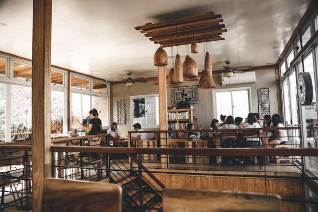 Tempat Makan di Cibiru. Foto hanya ilustrasi, bukan tempat yang sebenarnya. Sumber foto: Unsplash/Lawrence