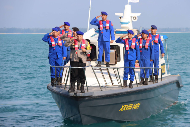 Dirpolairud Polda Bangka Belitung, menggelar kegiatan tabur bunga di lokasi penemuan Helikopter Baharkam Polri seri NBO 105/P-1103 yang jatuh pada 27 November 2022 lalu.  Foto: Dok. Baharkam Polri