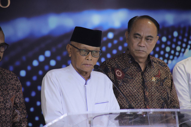 Menkominfo Budi Arie Setiadi dan Ketum MUI Anwar Iskandar saat konferensi pers terkait pemberantasan judi online di ruang konpers Kemenkominfo, Jakarta, Kamis (25/7/2024). Foto: Jamal Ramadhan/kumparan