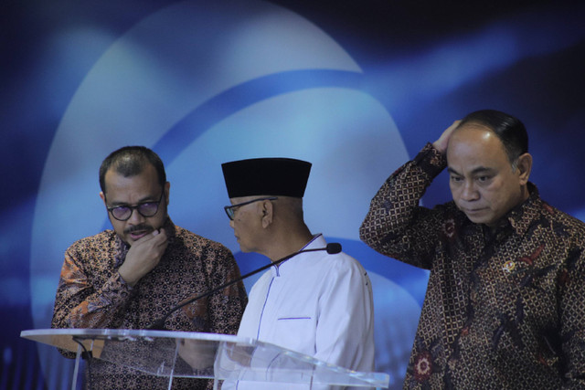 Menkominfo Budi Arie Setiadi dan Ketum MUI Anwar Iskandar saat konferensi pers terkait pemberantasan judi online di ruang konpers Kemenkominfo, Jakarta, Kamis (25/7/2024). Foto: Jamal Ramadhan/kumparan