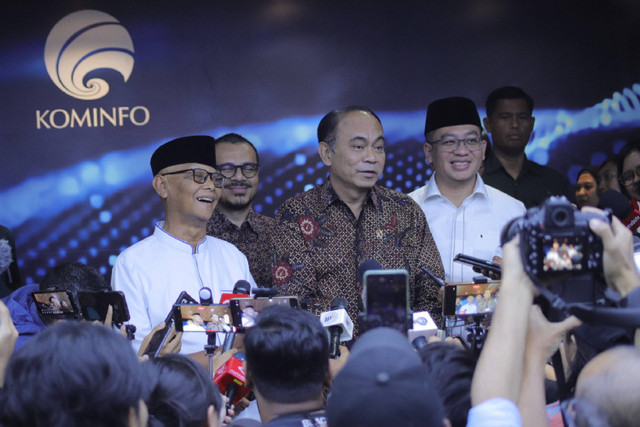 Menkominfo Budi Arie Setiadi dan Ketum MUI Anwar Iskandar saat konferensi pers terkait pemberantasan judi online di ruang konpers Kemenkominfo, Jakarta, Kamis (25/7/2024). Foto: Jamal Ramadhan/kumparan