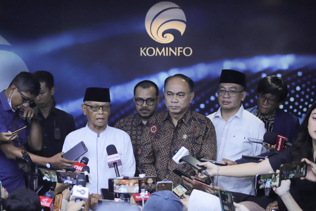 Menkominfo Budi Arie Setiadi dan Ketum MUI Anwar Iskandar pada konferensi pers terkait pemberantasan judi online di ruang konpers Kemenkominfo, Jakarta, Kamis (25/7/2024). Foto: Jamal Ramadhan/kumparan