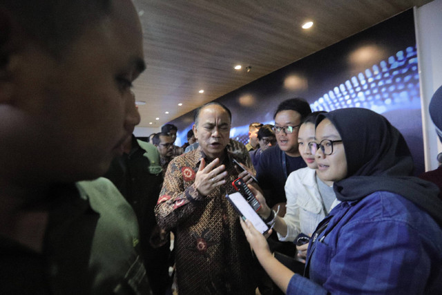 Menkominfo Budi Arie Setiadi dan Ketum MUI Anwar Iskandar pada konferensi pers terkait pemberantasan judi online di ruang konpers Kemenkominfo, Jakarta, Kamis (25/7/2024). Foto: Jamal Ramadhan/kumparan