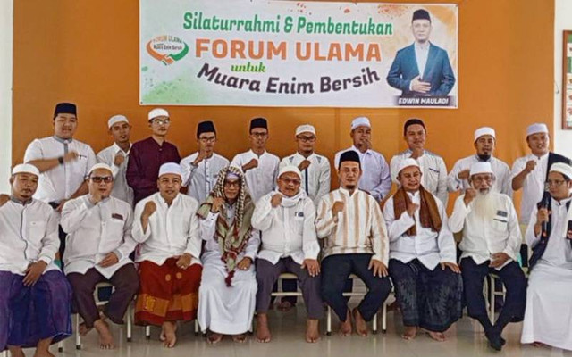 Bakal calon Bupati Muara Enim, Edwin Mauladi, saat mendapatkan dukungan dari forum ulama setempat. (ist)