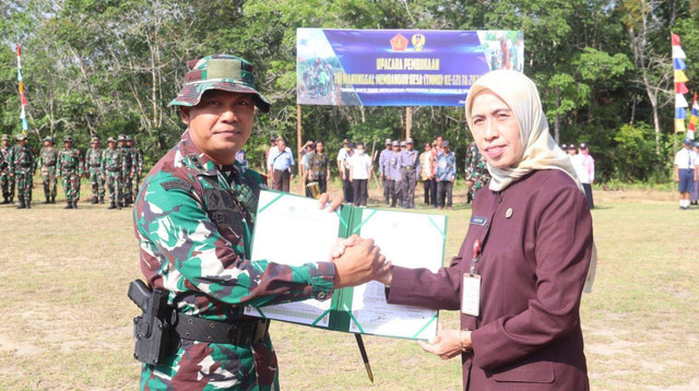 Kodim Mempawah menggelar TMMD di Desa Benuang. Foto: Dok. Pendim Mempawah