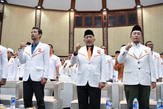 Presiden PKS Ahmad Syaikhu serahkan rekomendasi ke calon kepala daerah. Foto: Dok. PKS