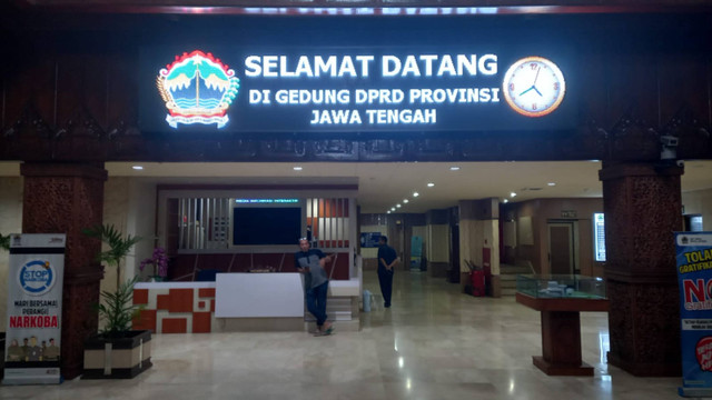 Penyidik KPK memasuki gedung DPRD Jawa Tengah.  Foto: Intan Alliva Khansa/kumparan