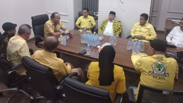 Ketua Pemenangan Pemilu Golkar Sulawesi Muhidin M Said (kiri) bertemu para bakal calon gubernur, wali kota dan bupati se Sulawesi Tengah di Kantor DPP Golkar, Jakarta, Sabtu (6/4). Foto: Istimewa