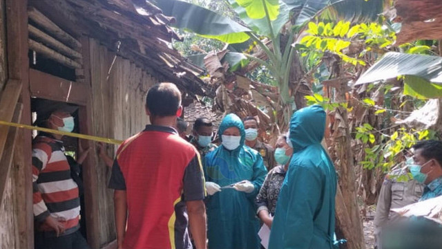 Petugas saat lakukan olah TKP di lokasi meninggalnya Sulistyowati (60), warga Desa Punggur, Kecamatan Purwosari, Kabupaten Bojonegoro, Jawa Timur. Kamis (24/07/2024) (Aset: Istimewa)