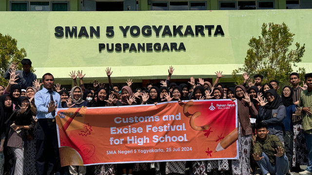 Staff Bea Cukai Yogyakarta berfoto bersama siswa-siswi SMAN 5 Yogyakarta. Foto: Nawalre Bujanadi/Pandangan Jogja