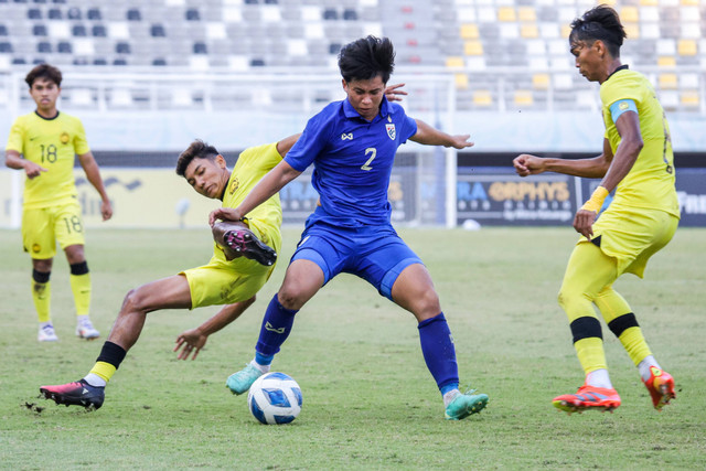 Pesepak bola Timnas Thailand Pikanet Laohawiwat berebut bola dengan pesepak bola Timnas Malaysia Muhamad Faris Danish dan Danish Hakimi (kanan) pada penyisihan grup C Piala AFF U-19 di Stadion Gelora Bung Tomo, Surabaya, Kamis (25/7/2024).   Foto: Rizal Hanafi/ANTARA FOTO